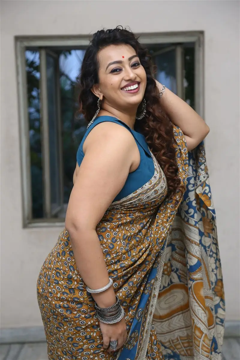 Ester Noronha In Green Saree Blue Sleeveless Blouse